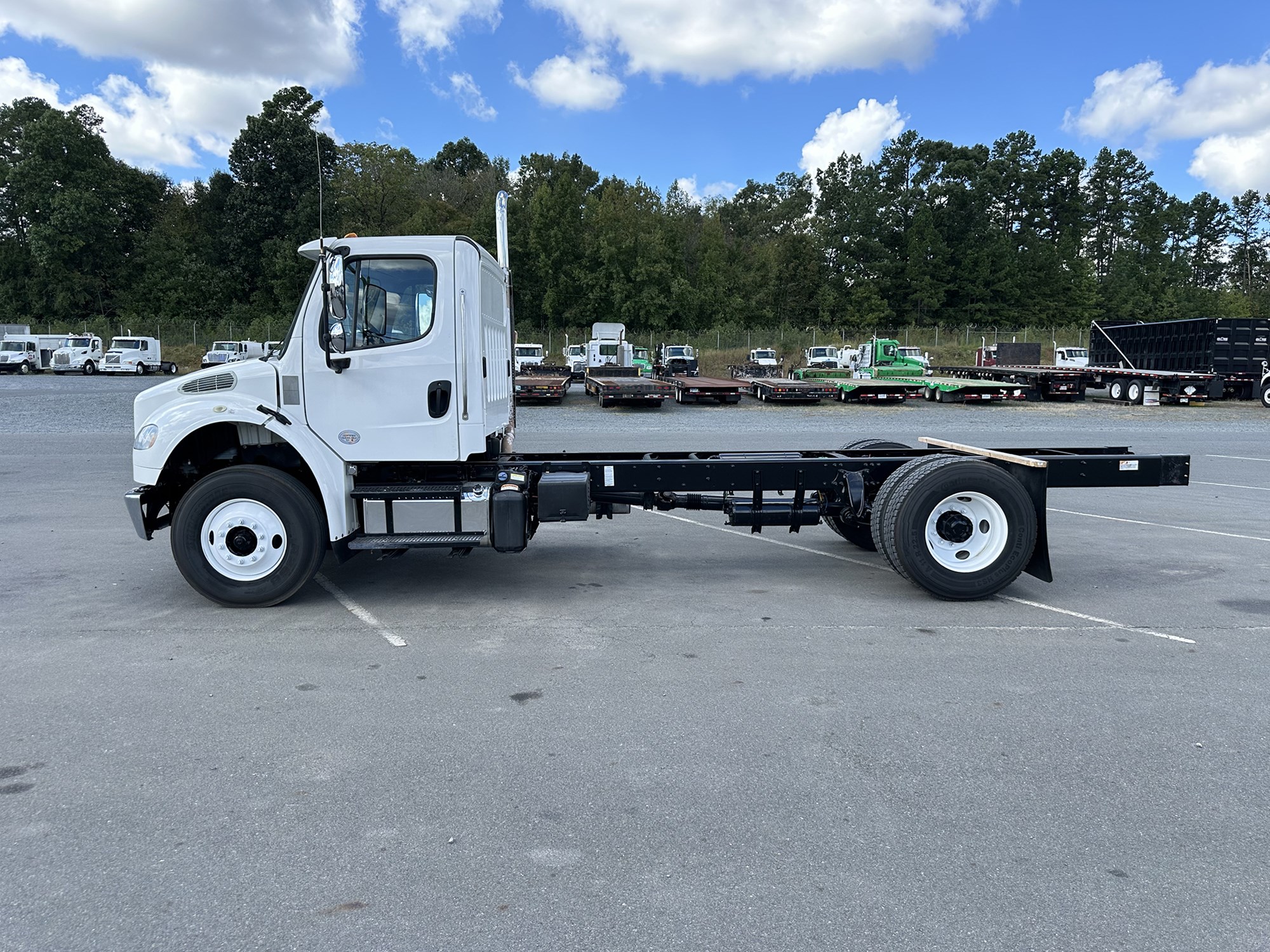 2019 Freightliner M2 106 - image 2 of 6