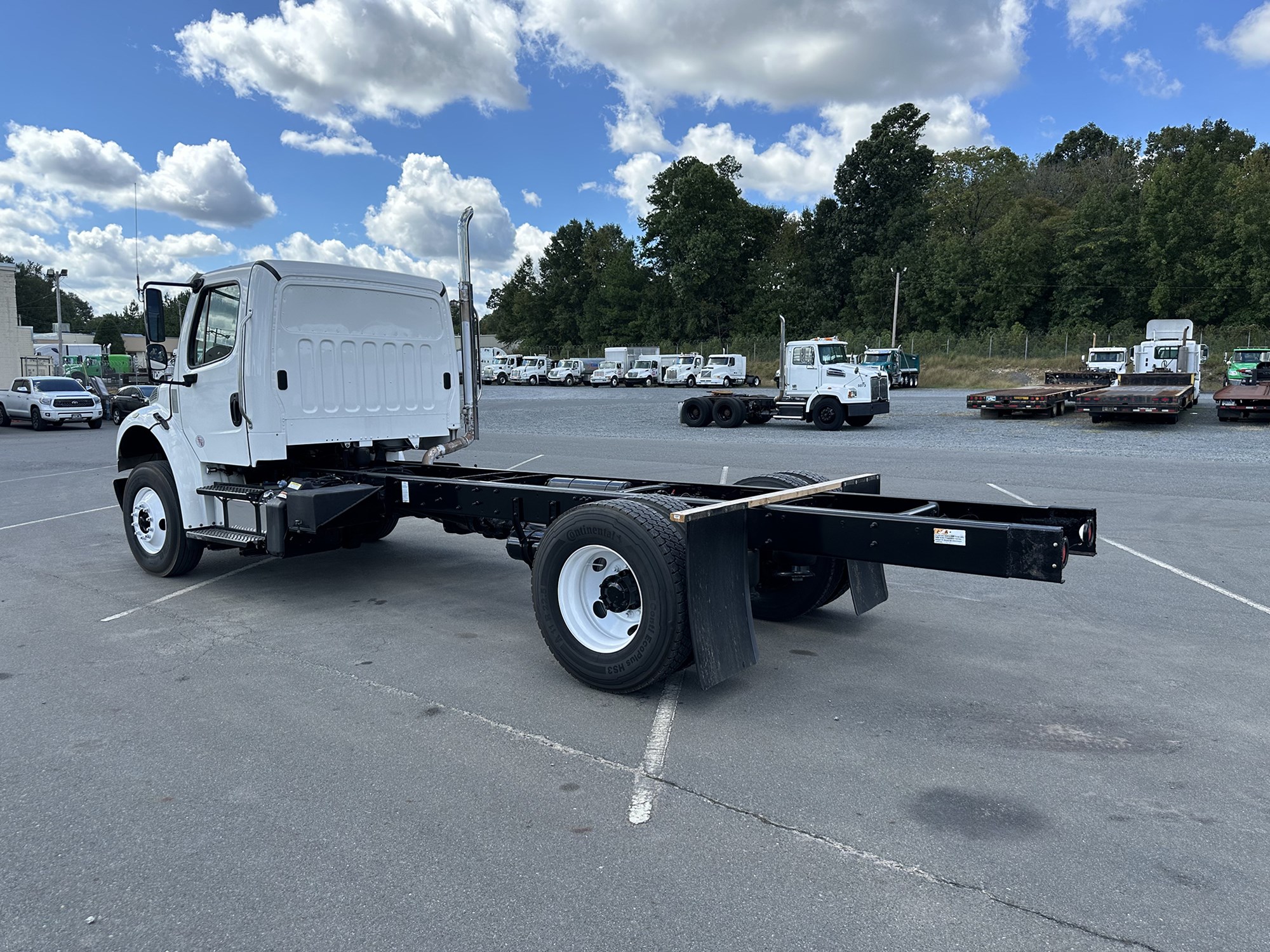 2019 Freightliner M2 106 - image 3 of 6