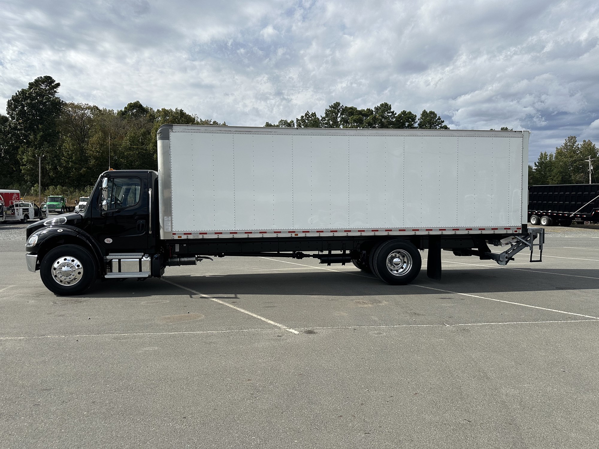 2022 Freightliner M2 - image 2 of 6