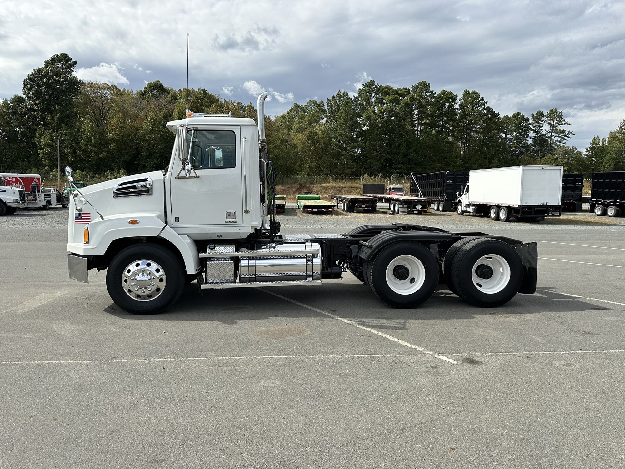 2016 Western Star 4700 - image 2 of 6