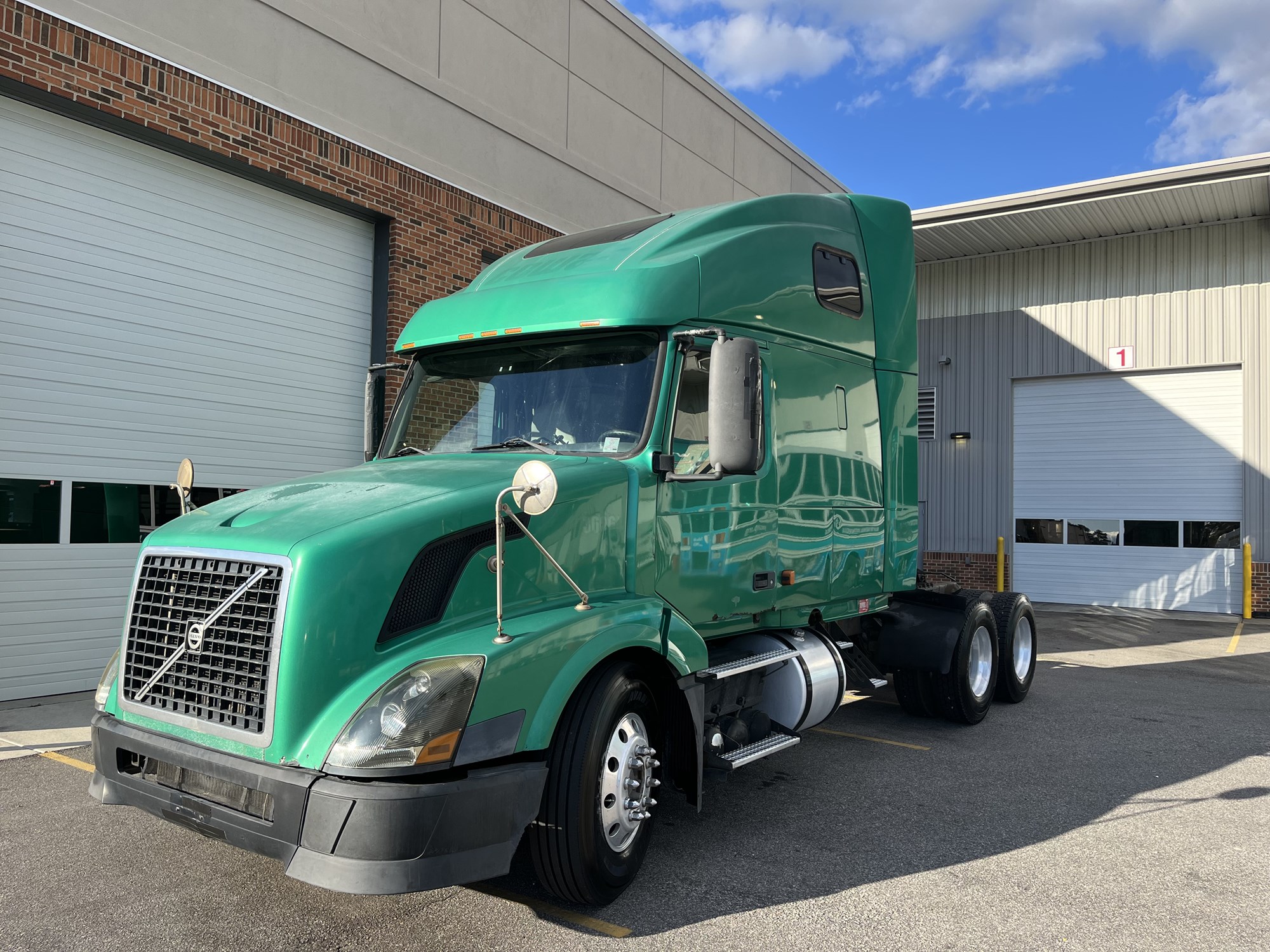 2006 Volvo VNL - image 1 of 6