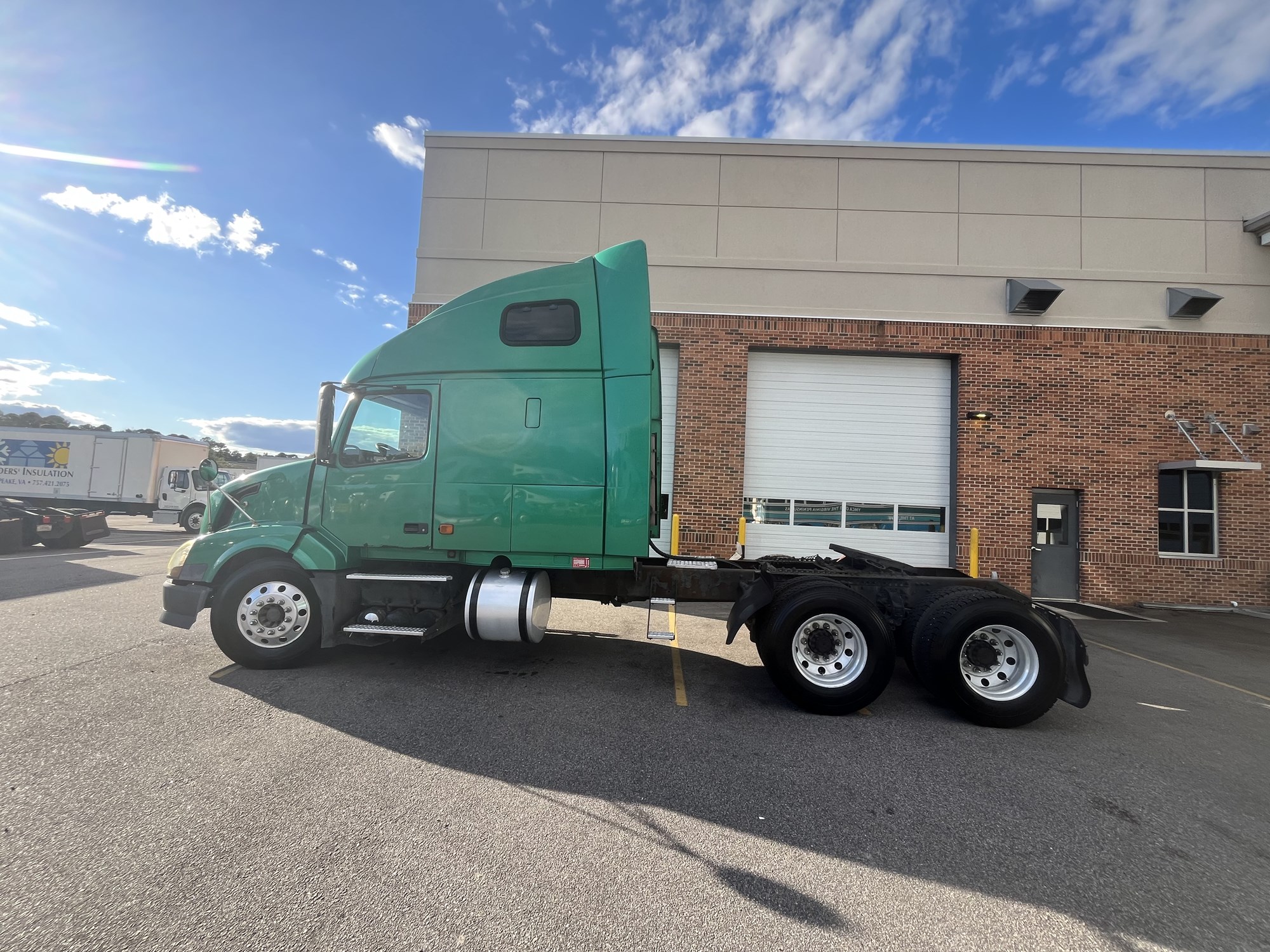 2006 Volvo VNL - image 2 of 6