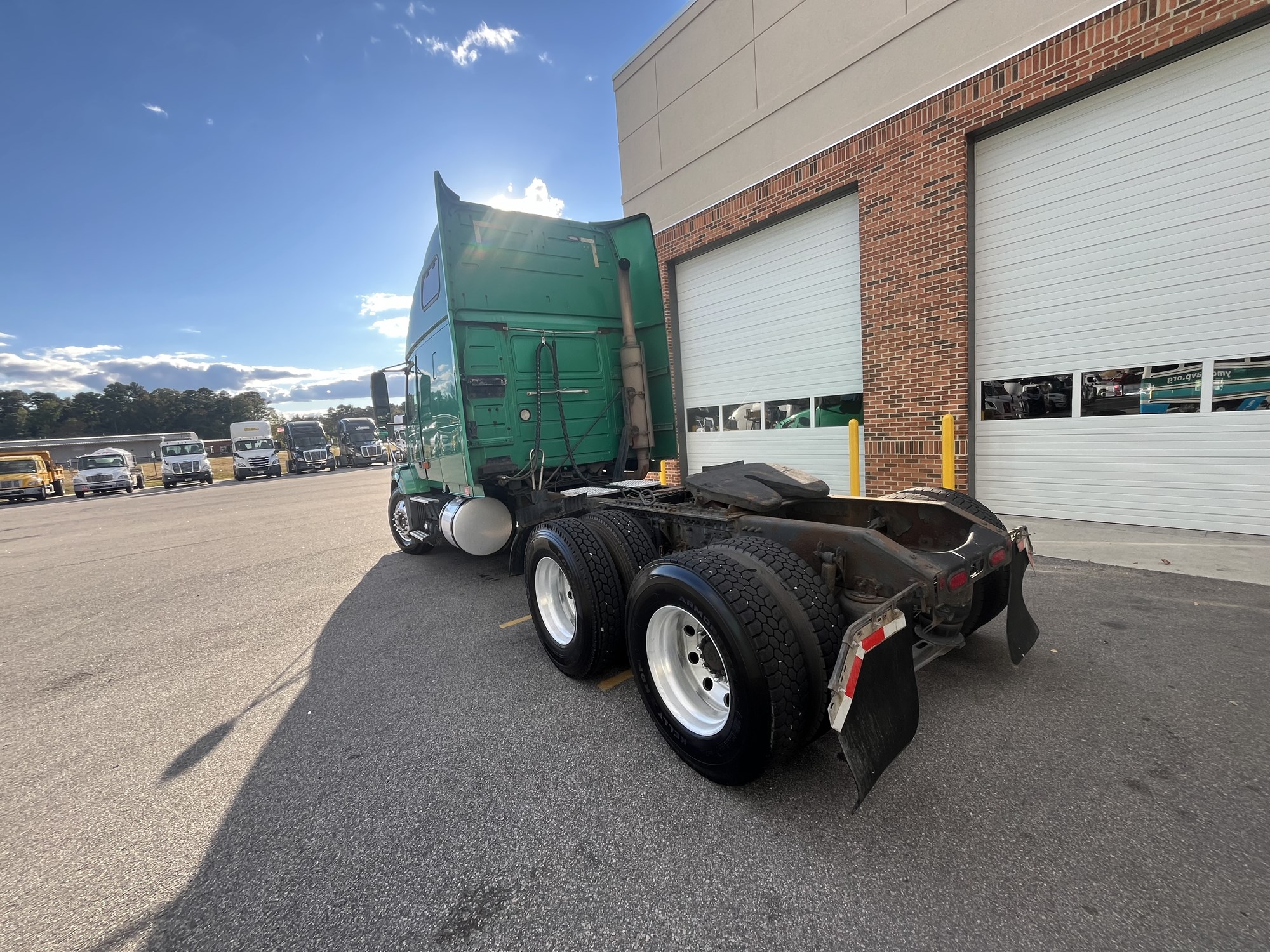 2006 Volvo VNL - image 3 of 6