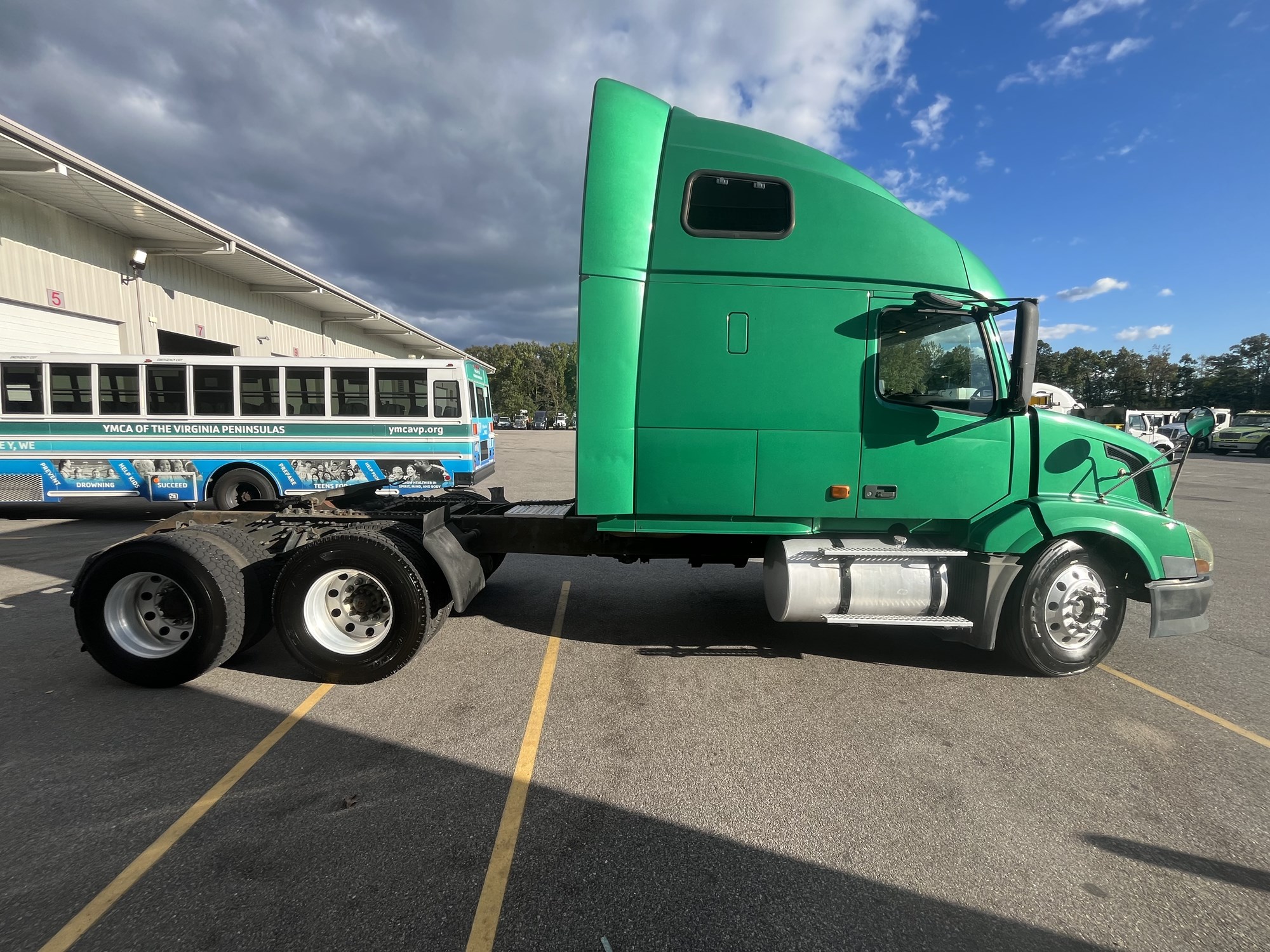 2006 Volvo VNL - image 6 of 6