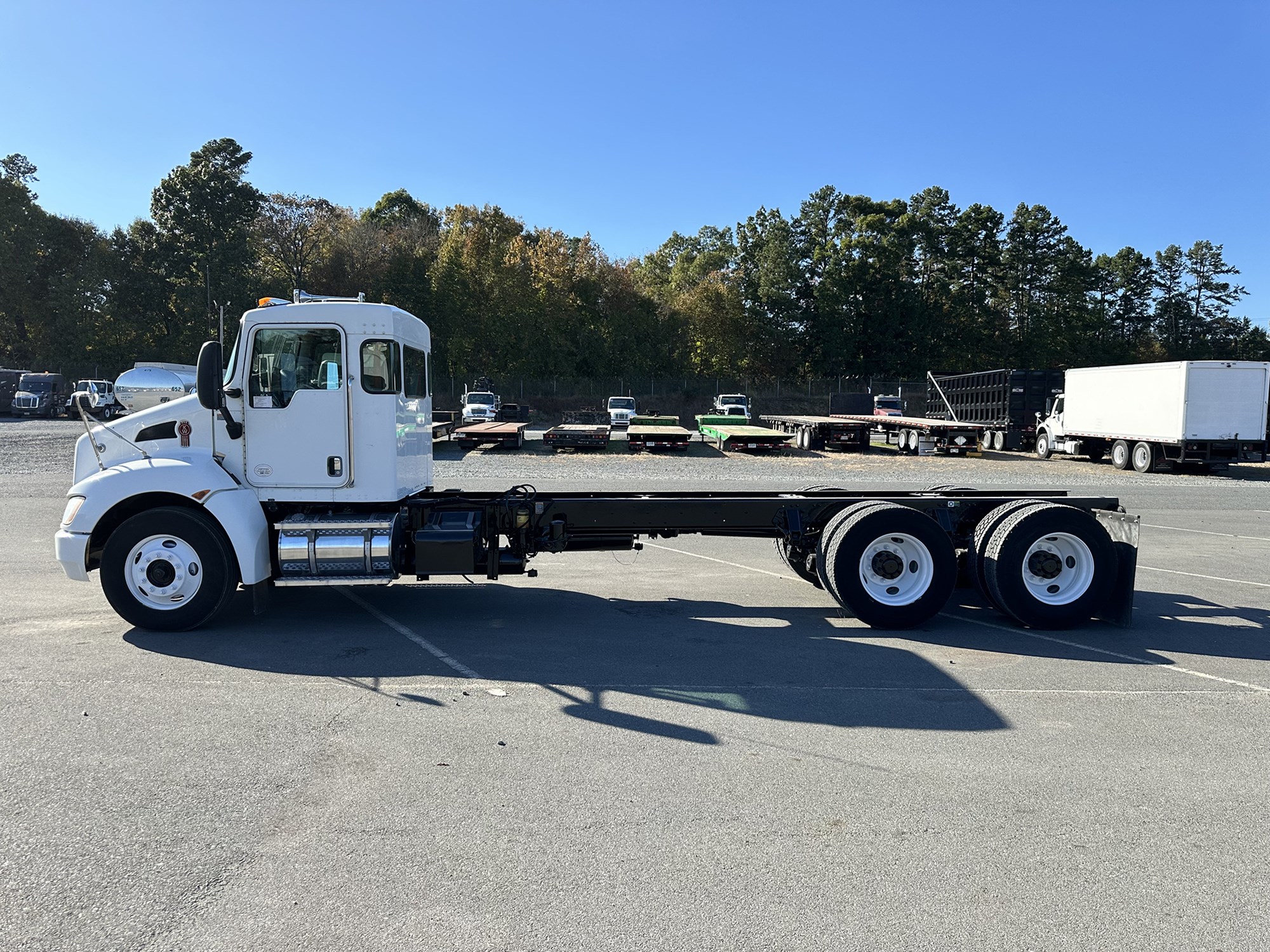 2012 Kenworth T3 Series - image 2 of 6