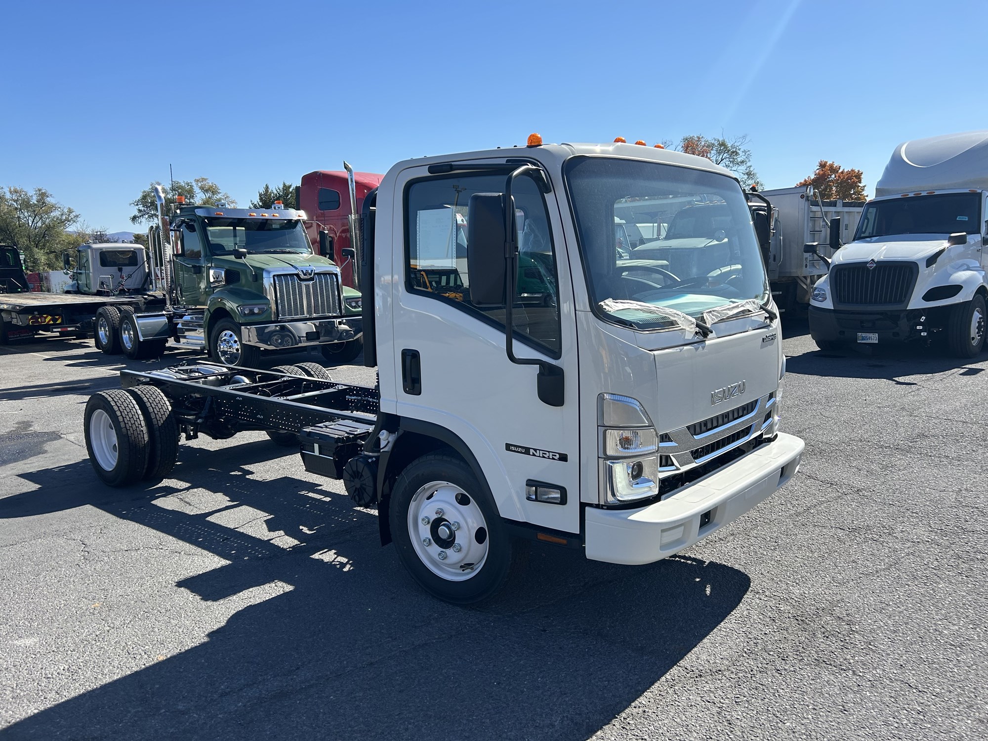 2025 Isuzu NRR - image 2 of 4