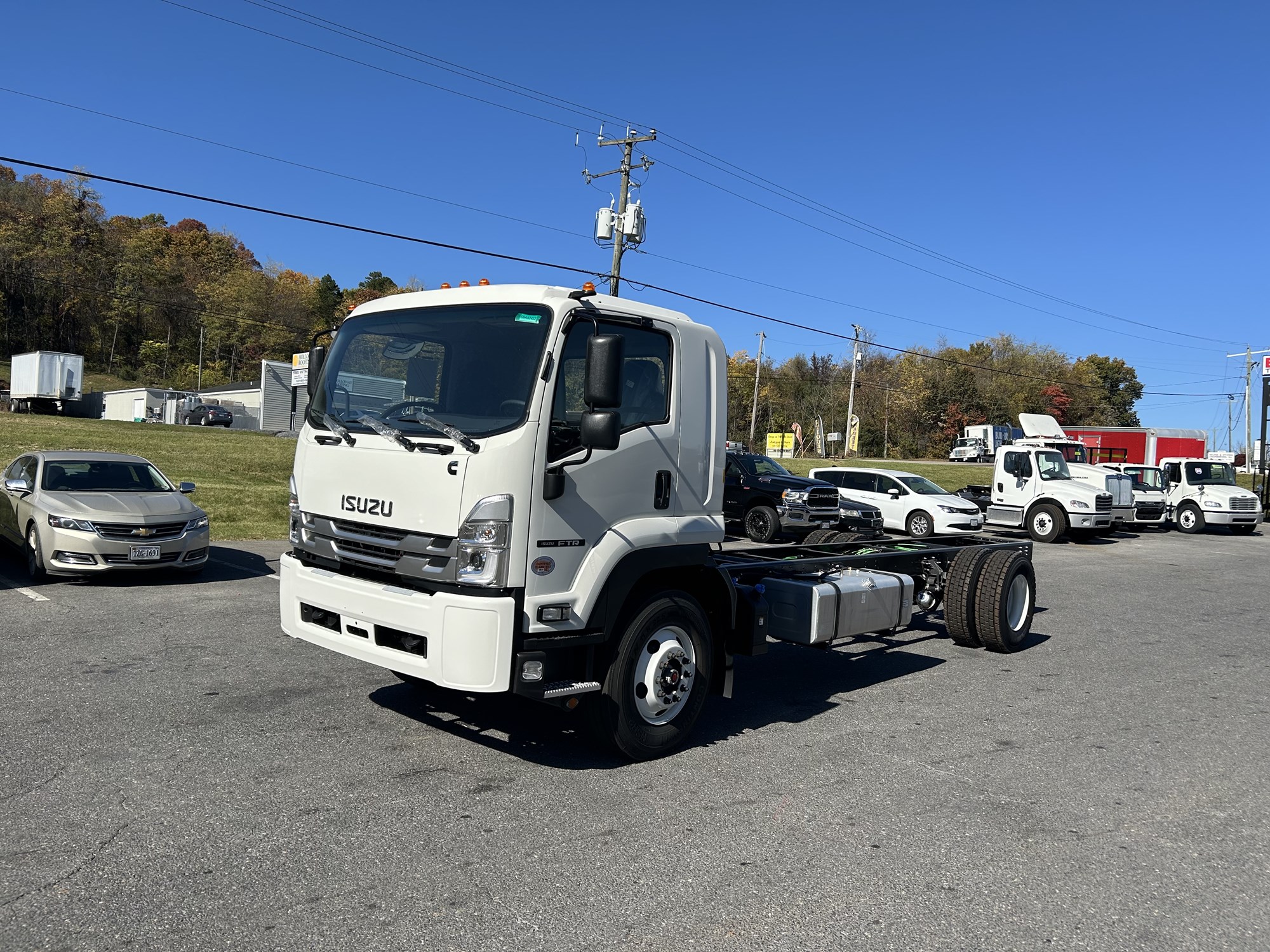 2025 Isuzu FTR - image 2 of 5