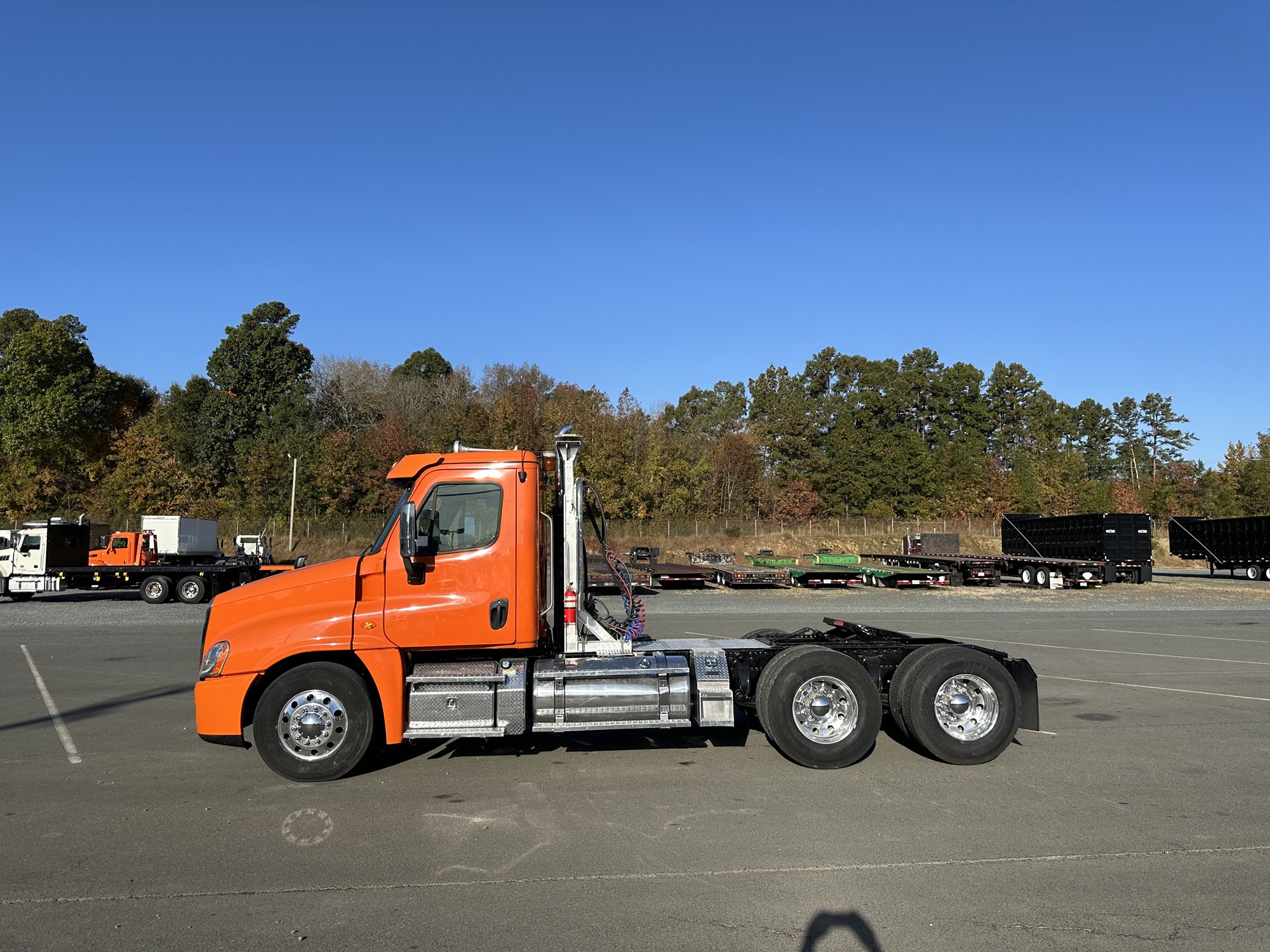 2016 Freightliner Cascadia 125 - image 2 of 6