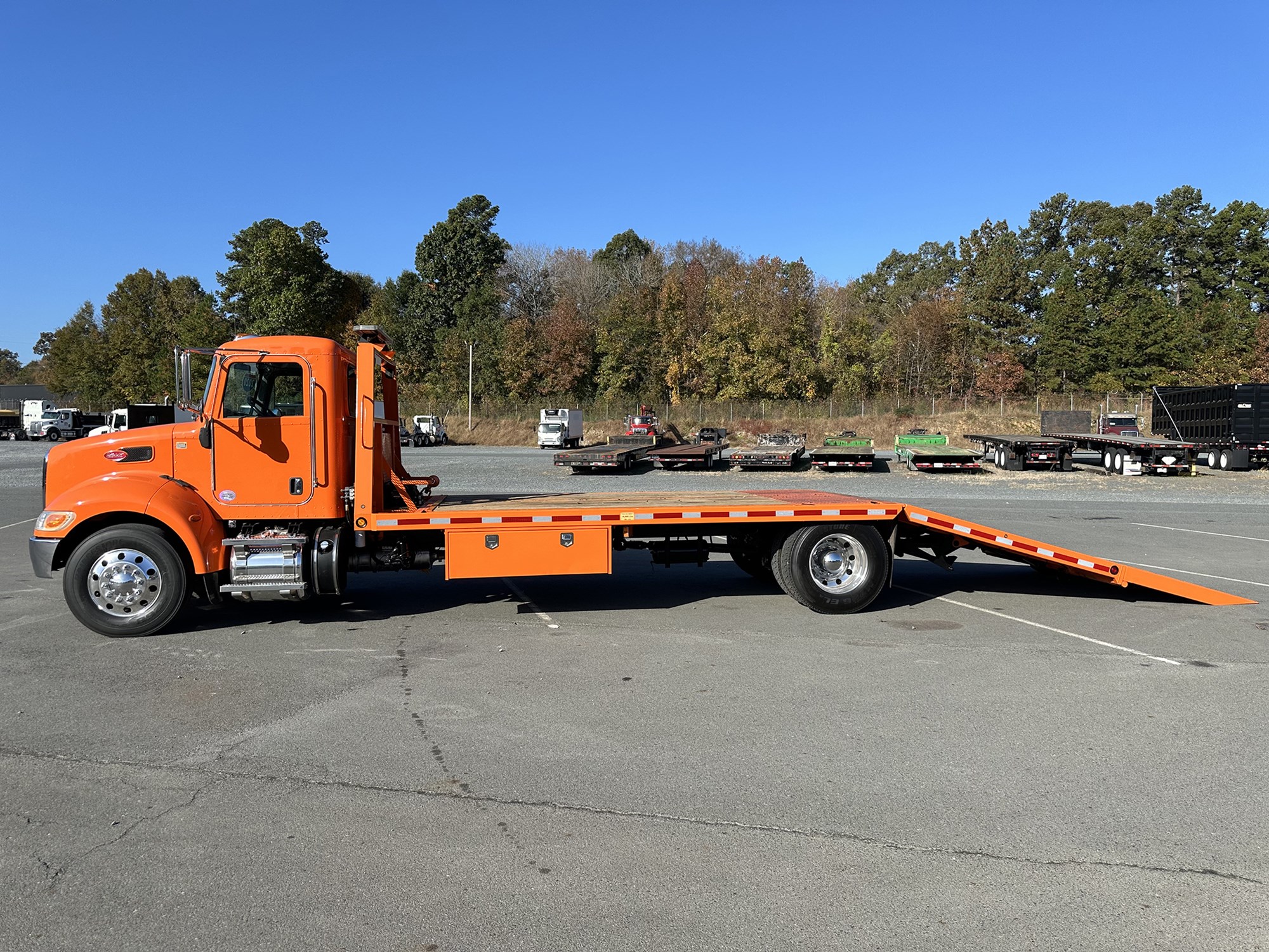 2020 Peterbilt 337 - image 2 of 6