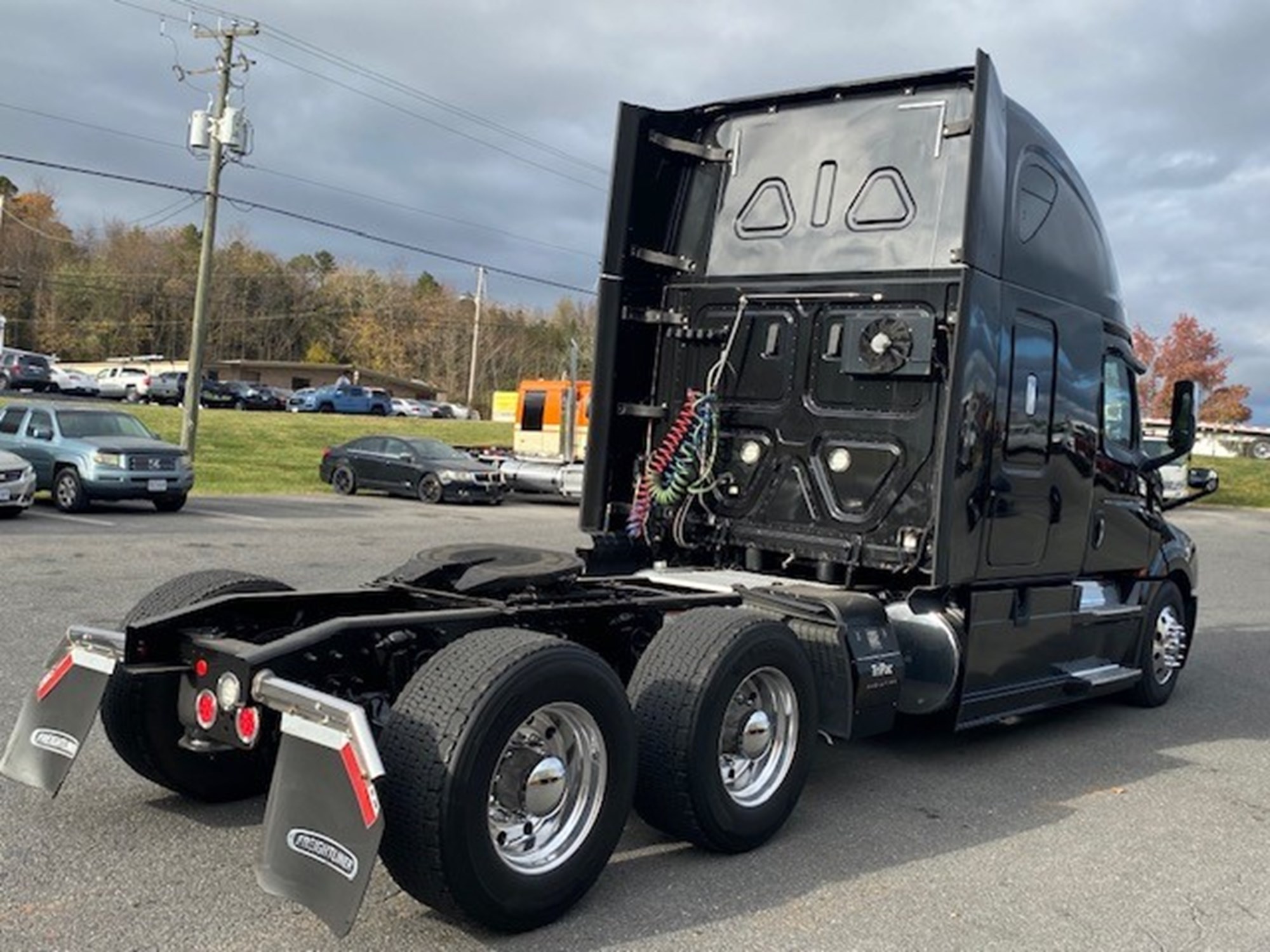 2020 Freightliner Cascadia 126 - image 5 of 6