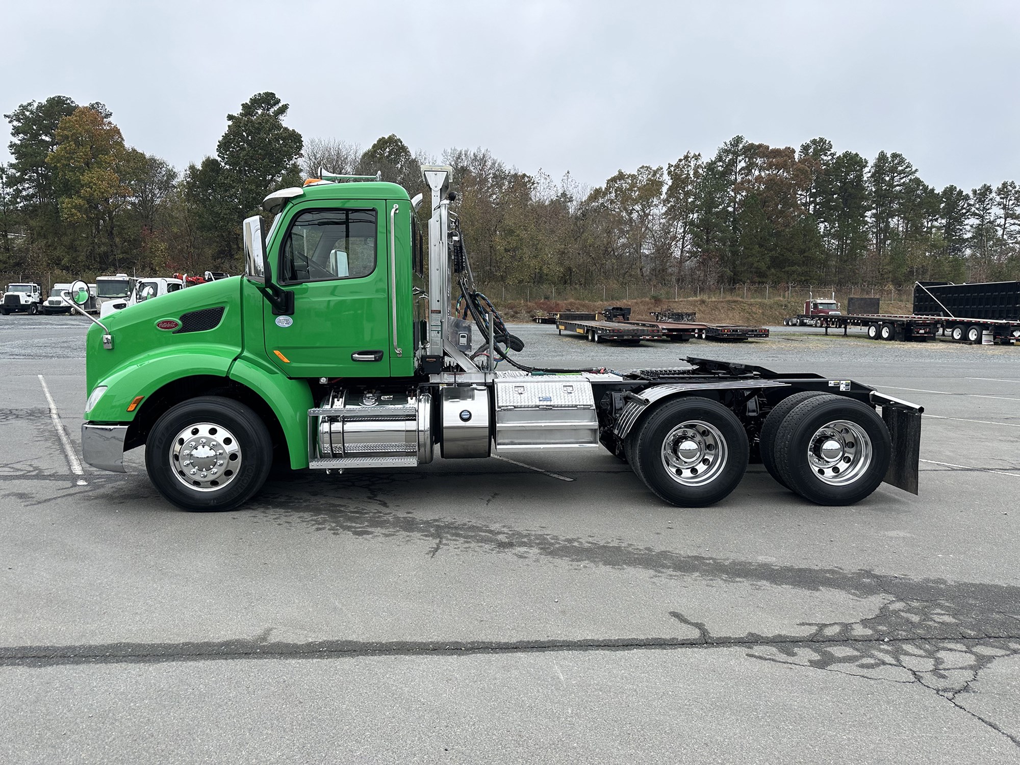 2019 Peterbilt 579 - image 2 of 6