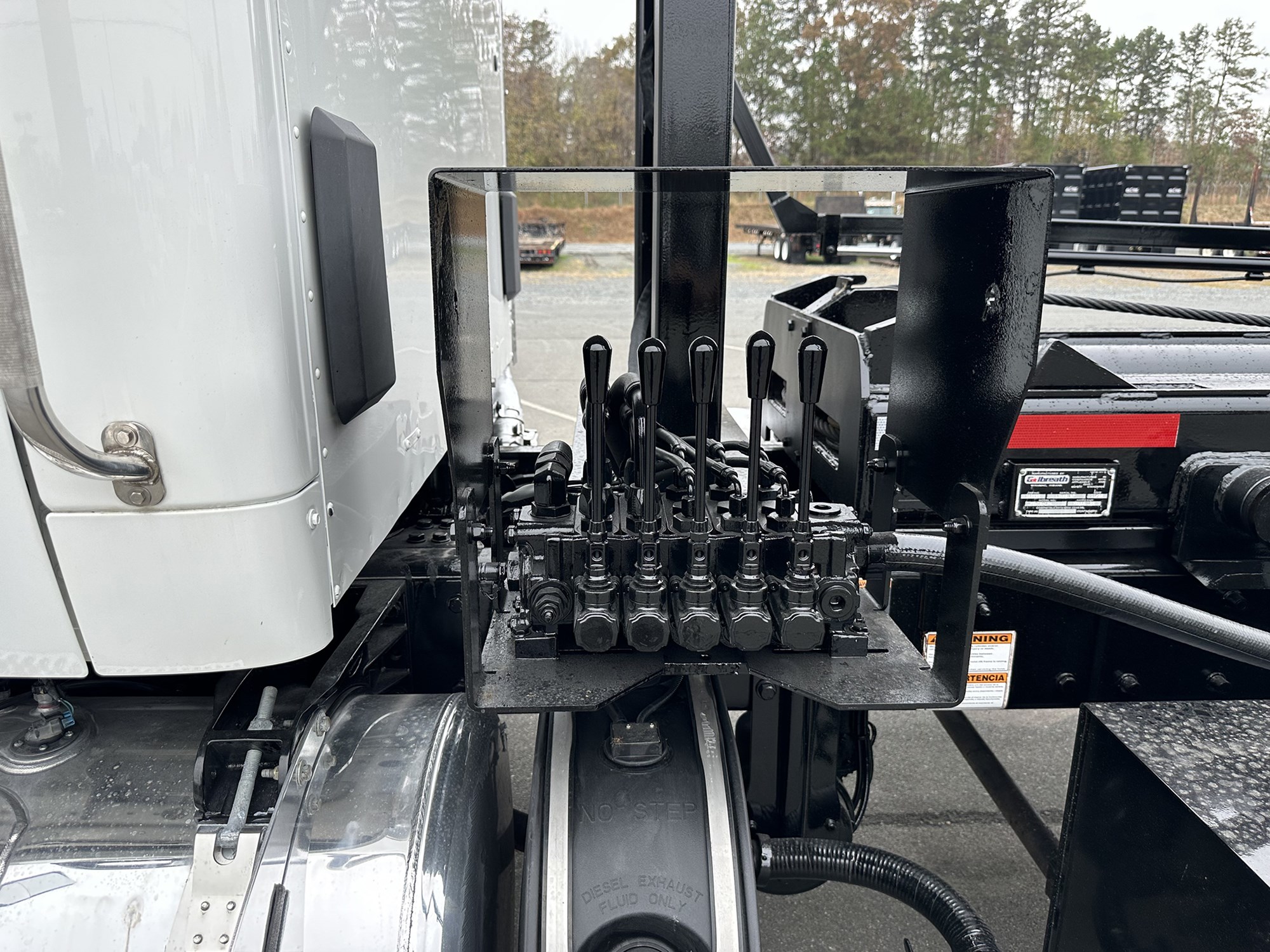 2021 Peterbilt 567 - image 3 of 6