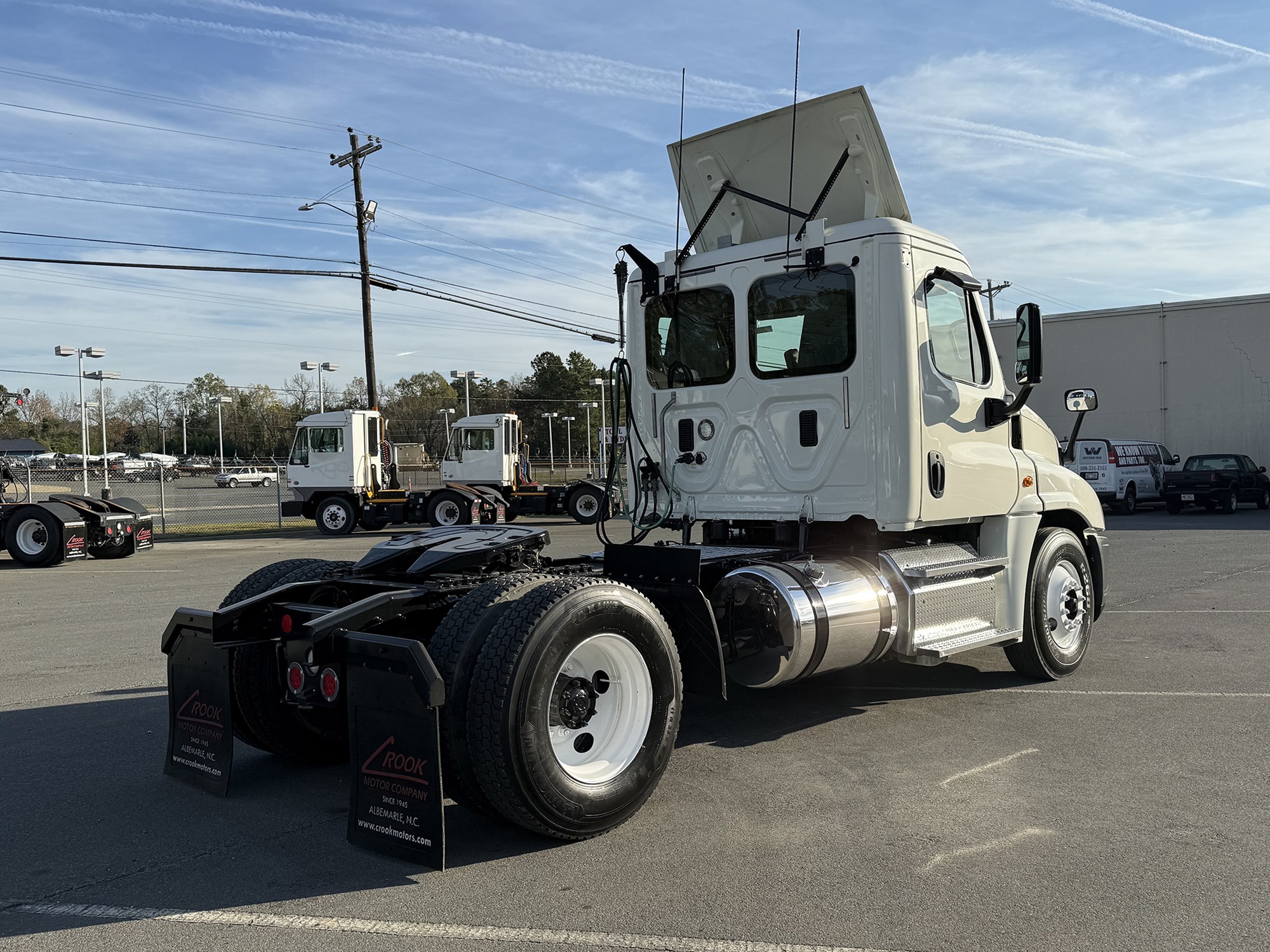 2017 Freightliner Cascadia 125 - image 3 of 4