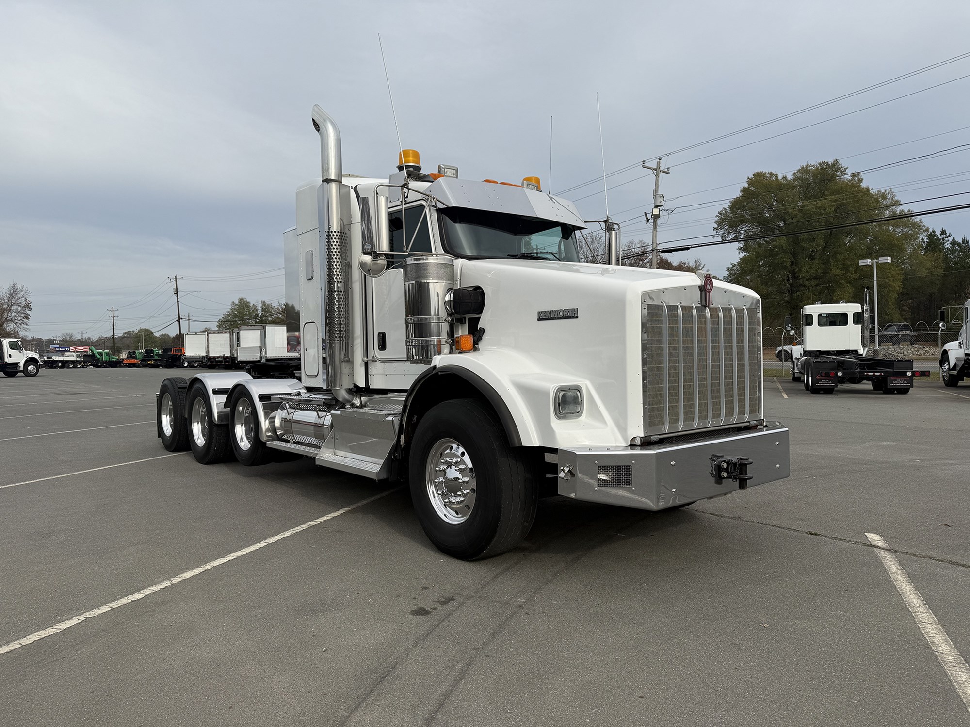 2015 Kenworth T8 Series - image 2 of 6