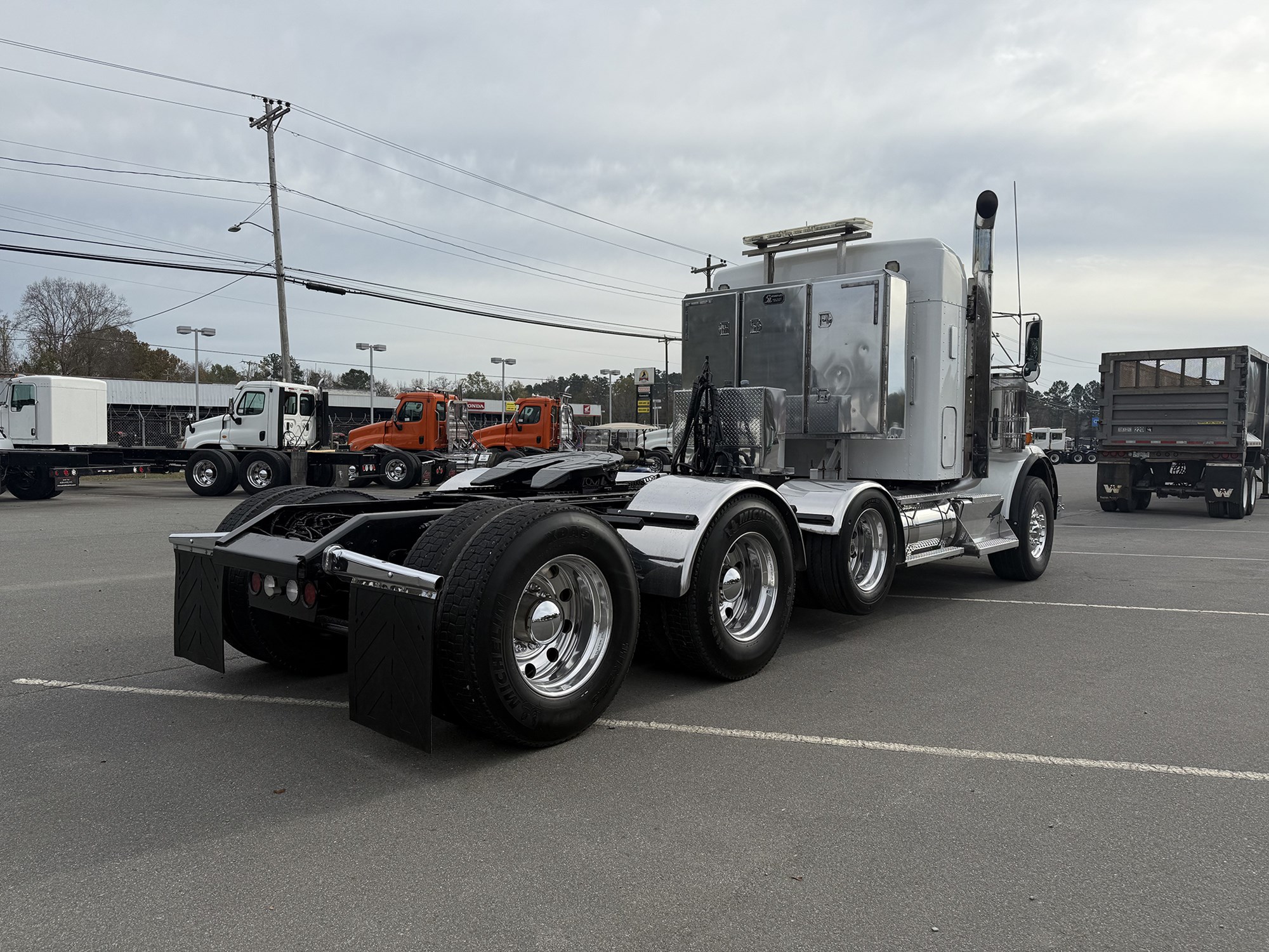 2015 Kenworth T8 Series - image 4 of 6