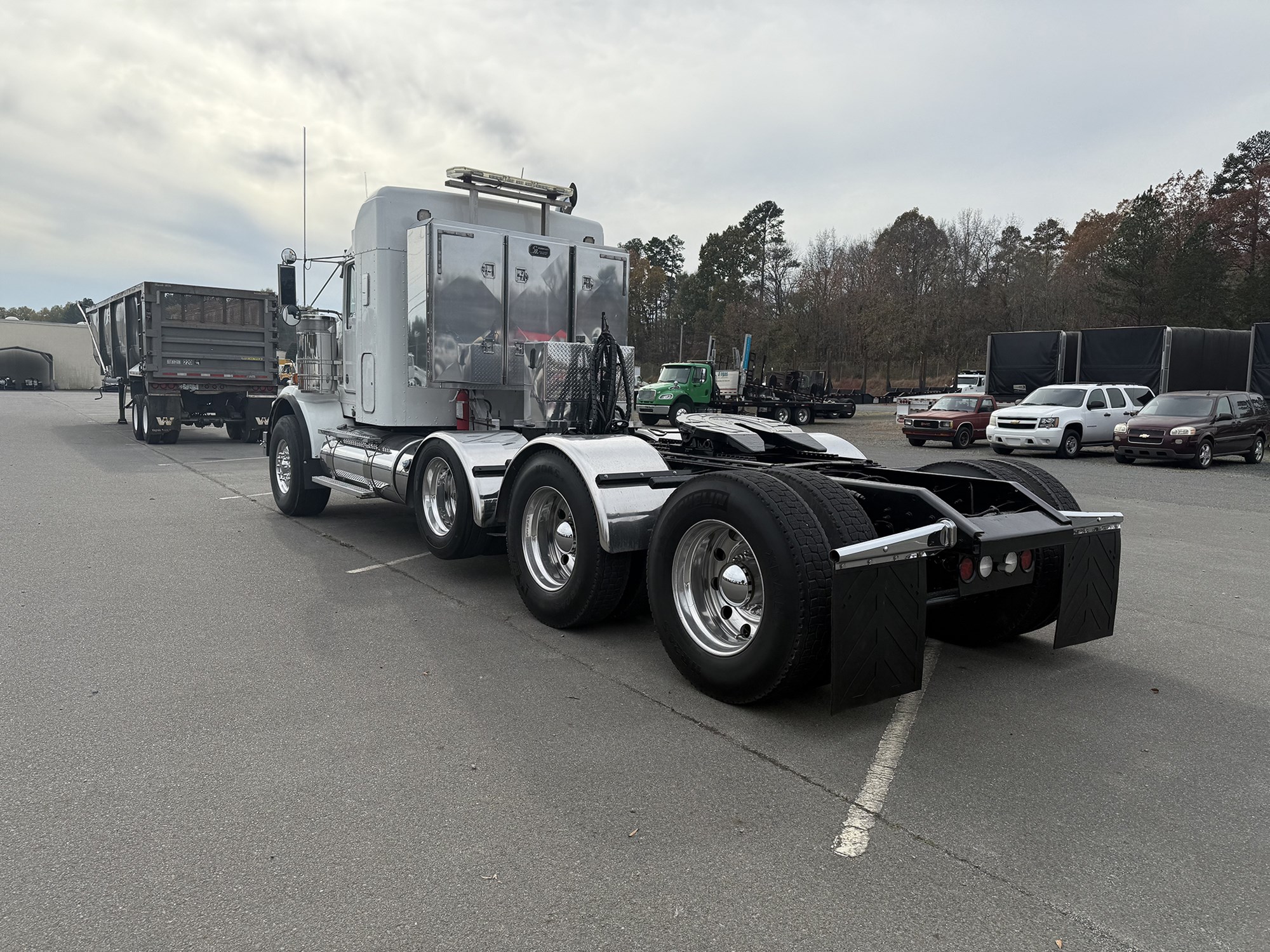 2015 Kenworth T8 Series - image 6 of 6