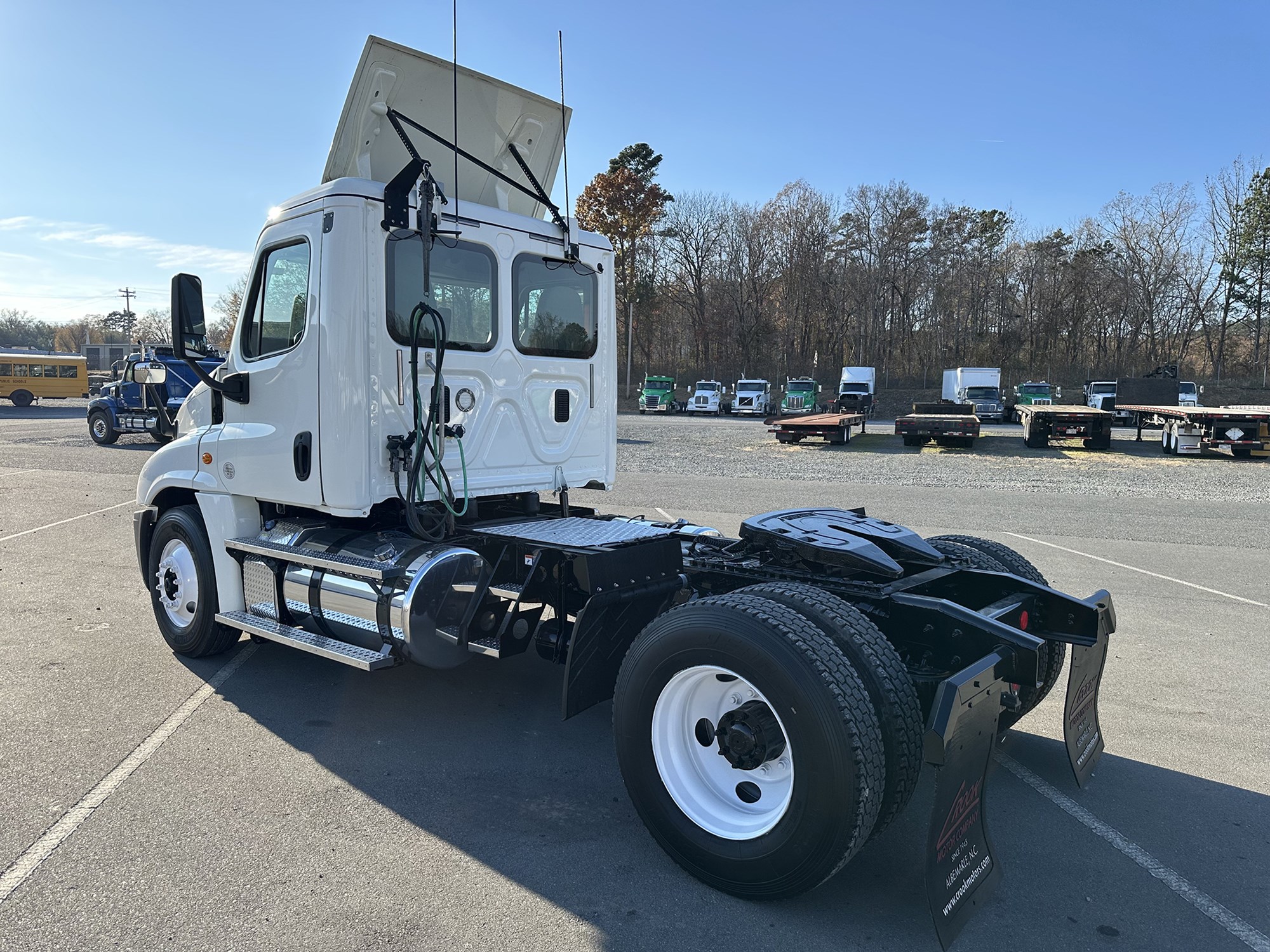 2017 Freightliner Cascadia 125 - image 3 of 6