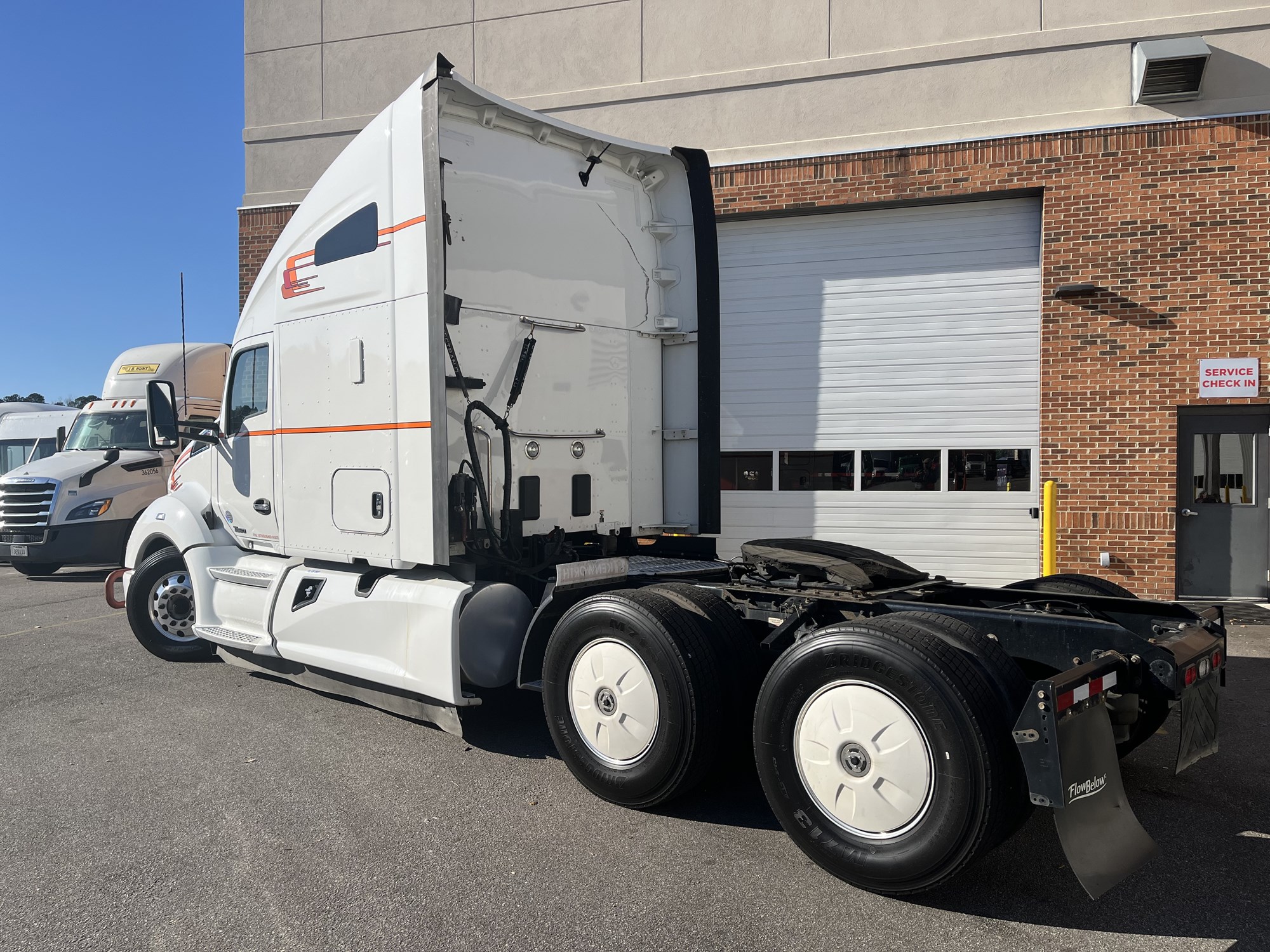 2020 Kenworth T680 - image 3 of 6