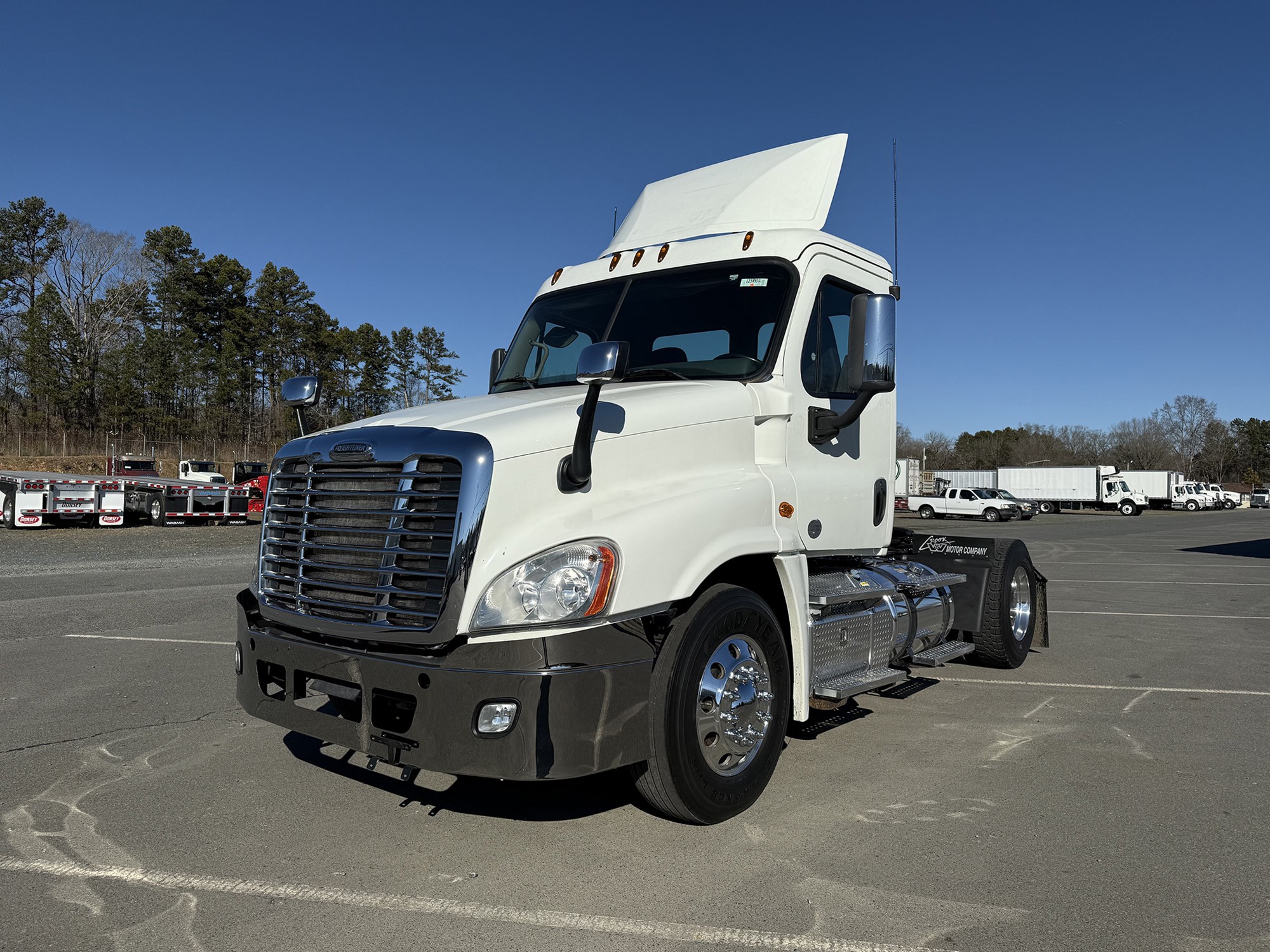 2016 Freightliner Cascadia 125 - image 1 of 6