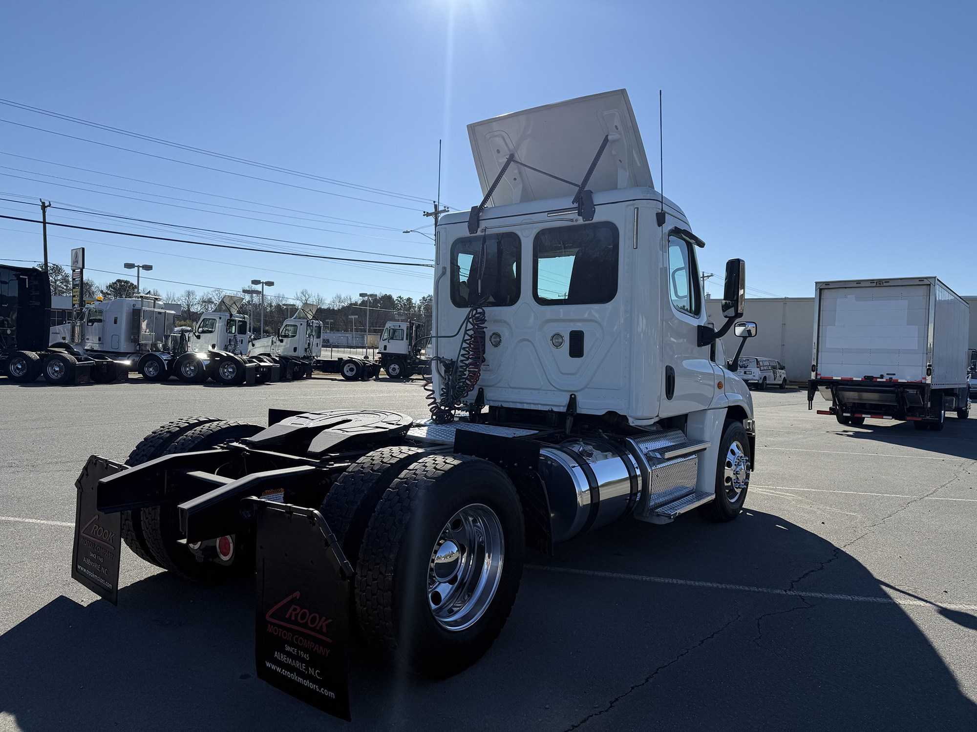 2016 Freightliner Cascadia 125 - image 4 of 6