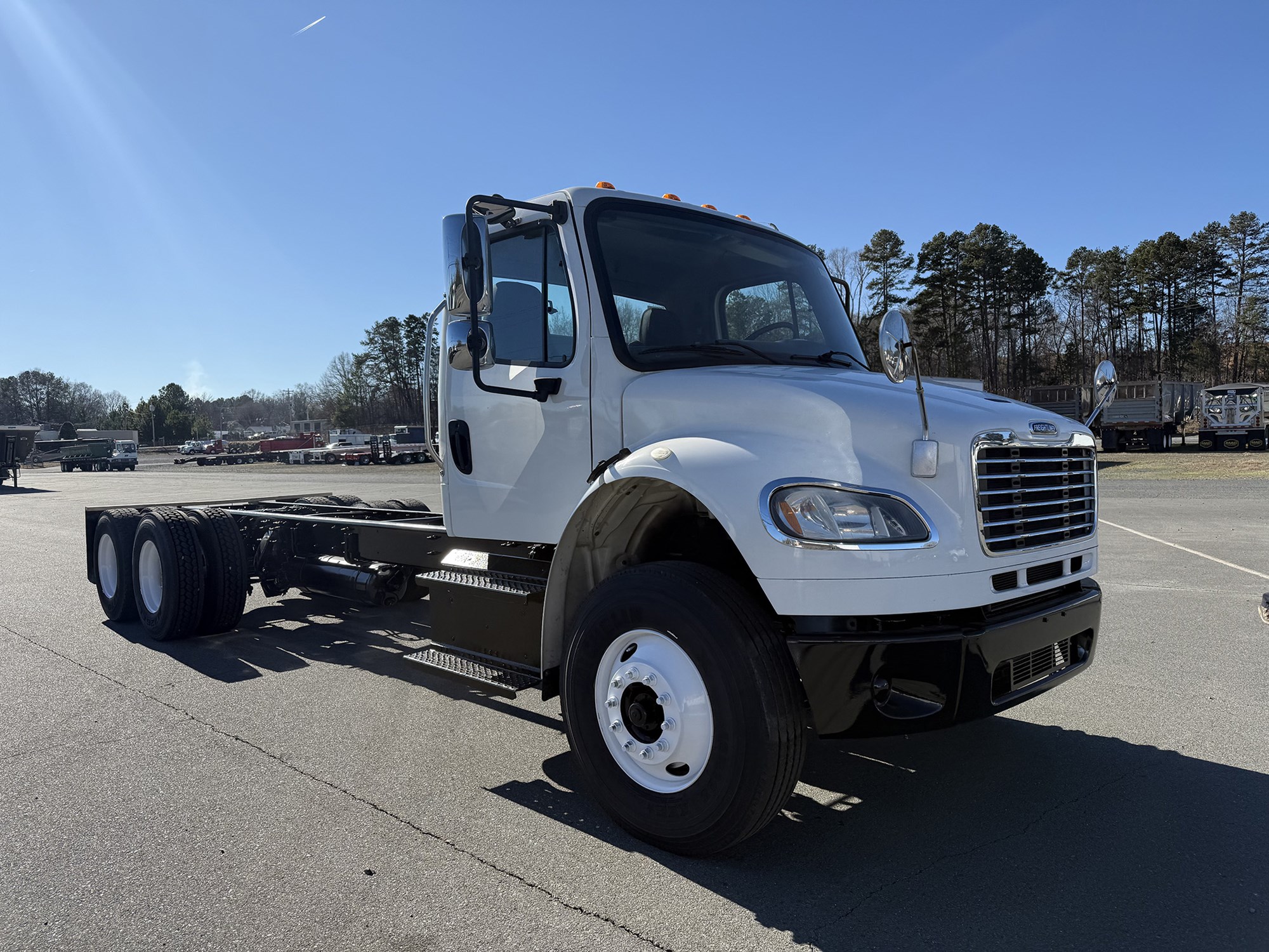 2018 Freightliner M2 - image 2 of 6