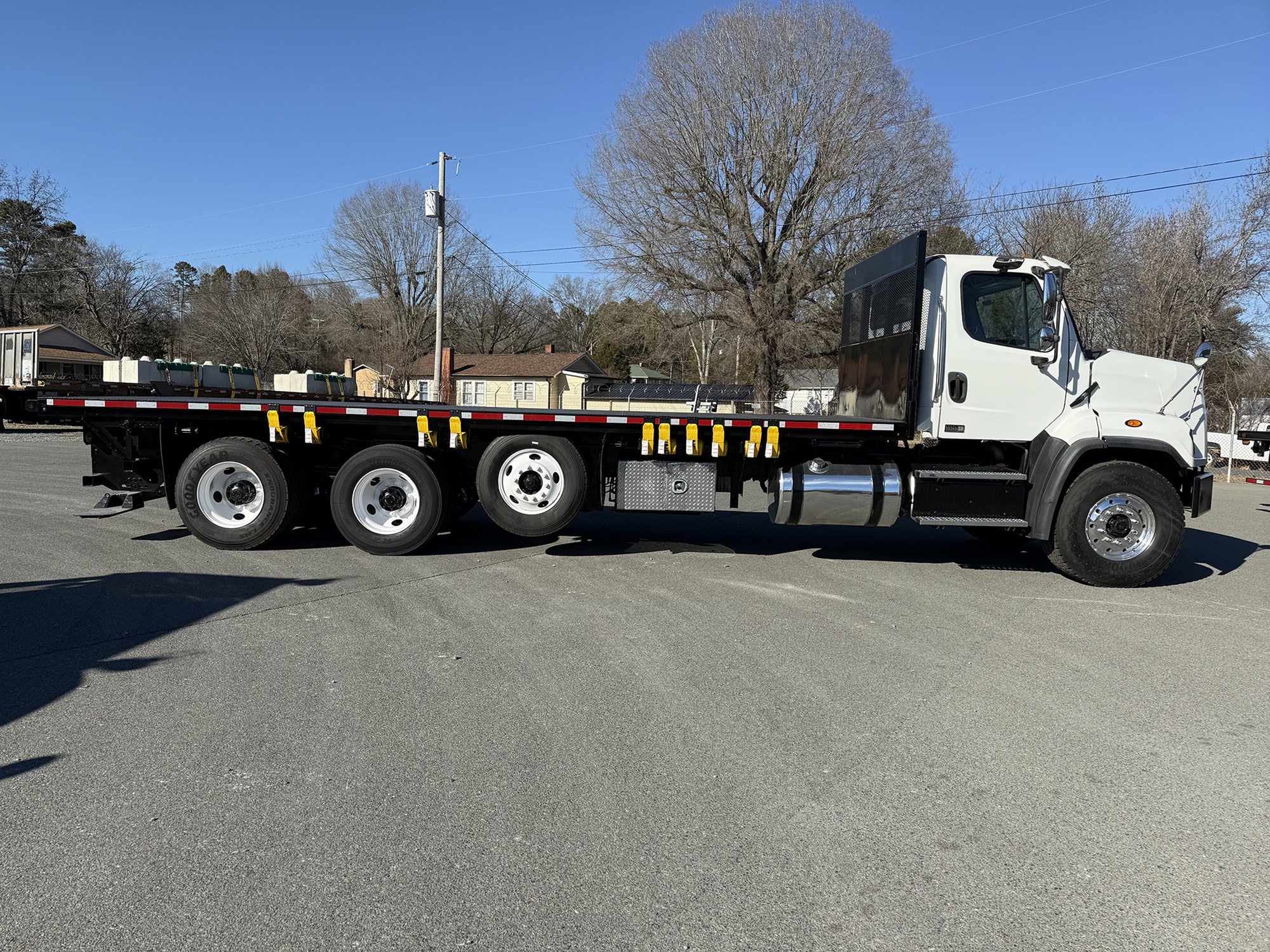 2016 Freightliner 108SD - image 3 of 6