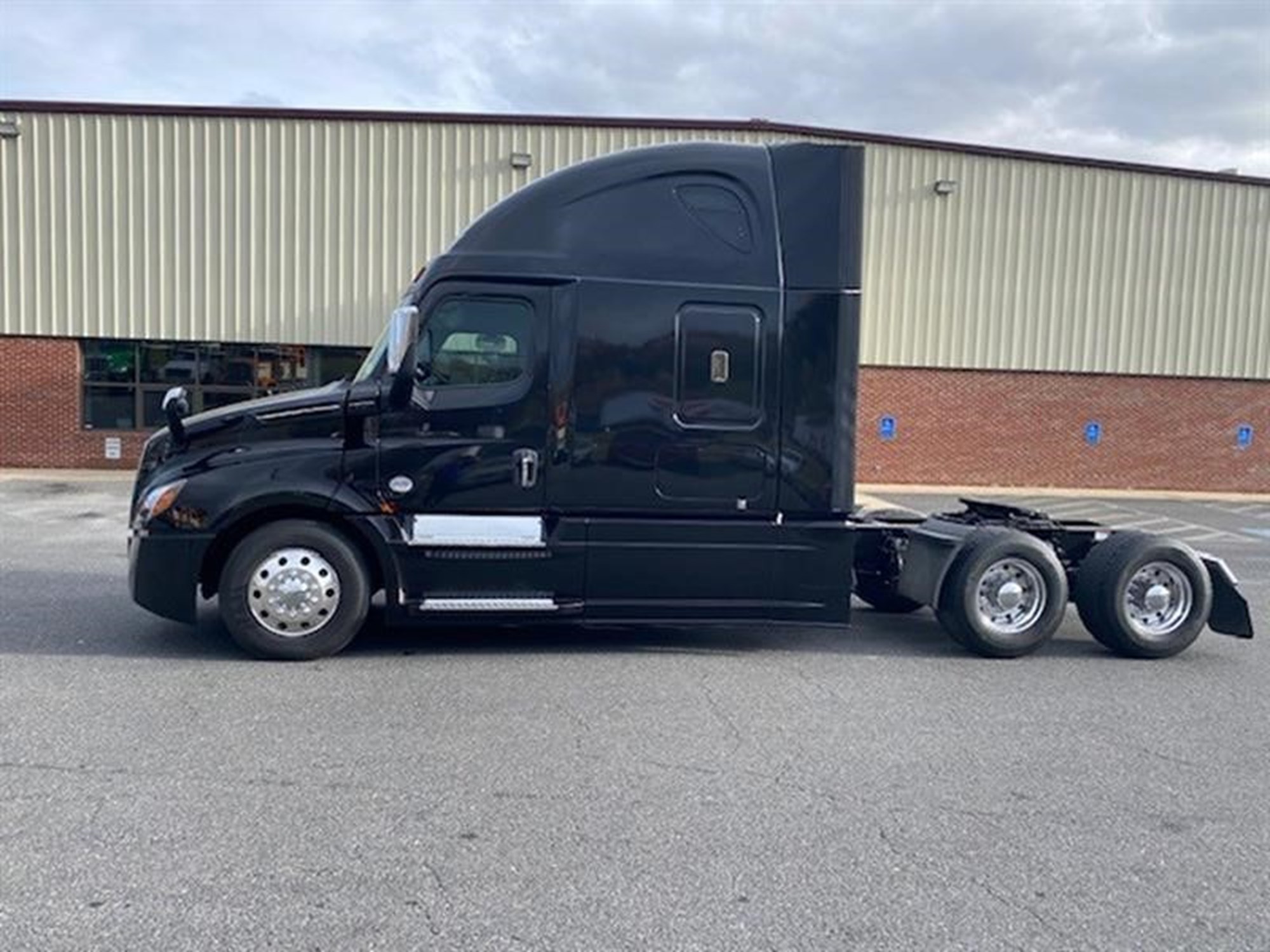 2020 Freightliner Cascadia 126 - image 3 of 6