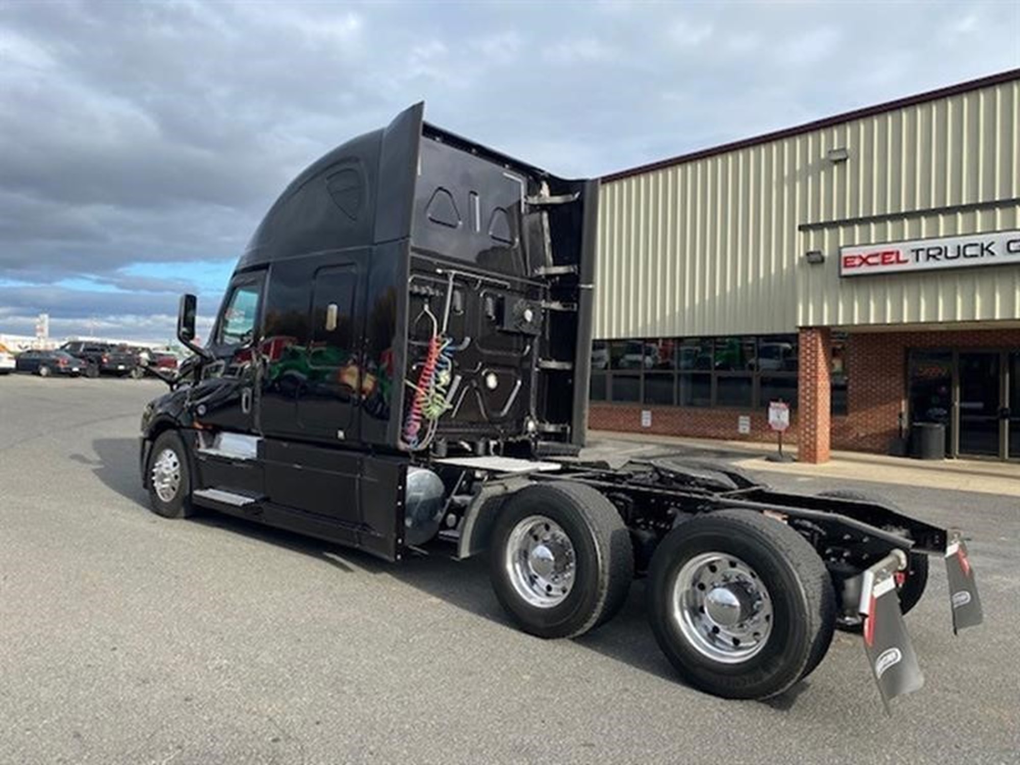 2020 Freightliner Cascadia 126 - image 4 of 6