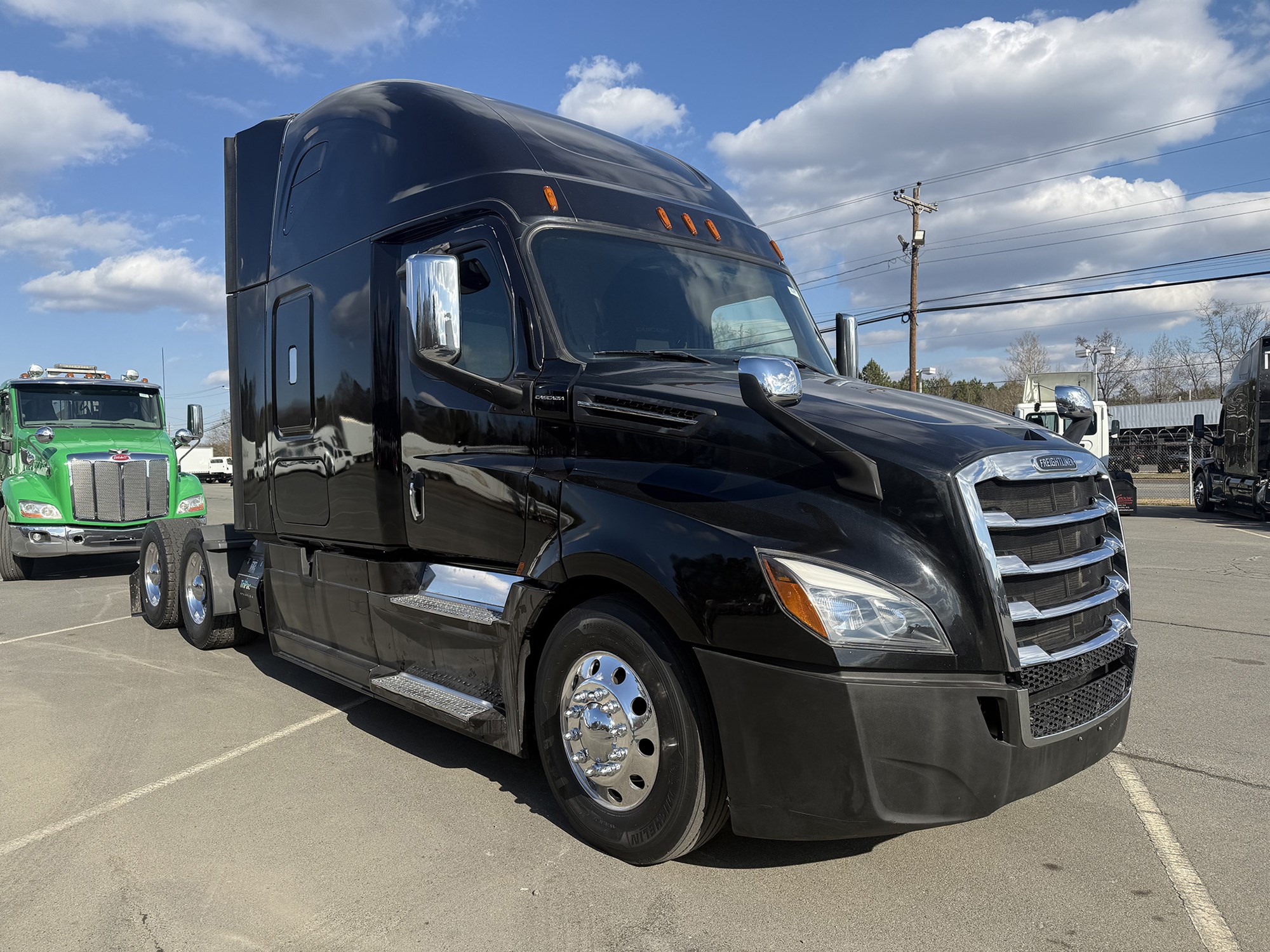 2020 Freightliner Cascadia 126 - image 2 of 6