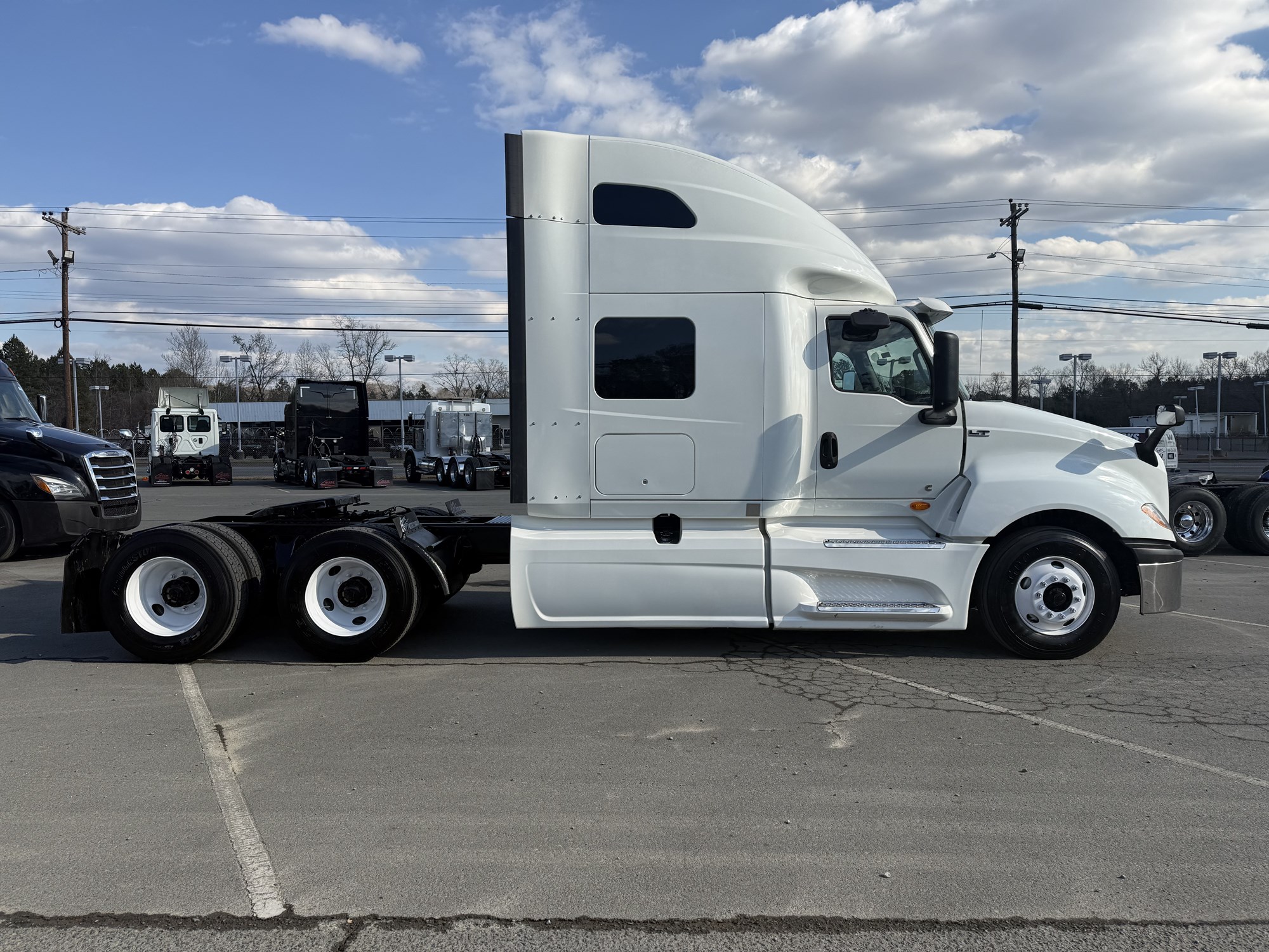 2019 International LT625 - image 3 of 6