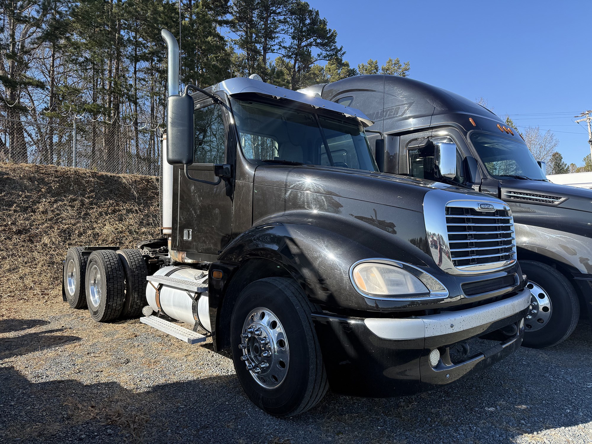 2018 Freightliner Columbia - image 2 of 2