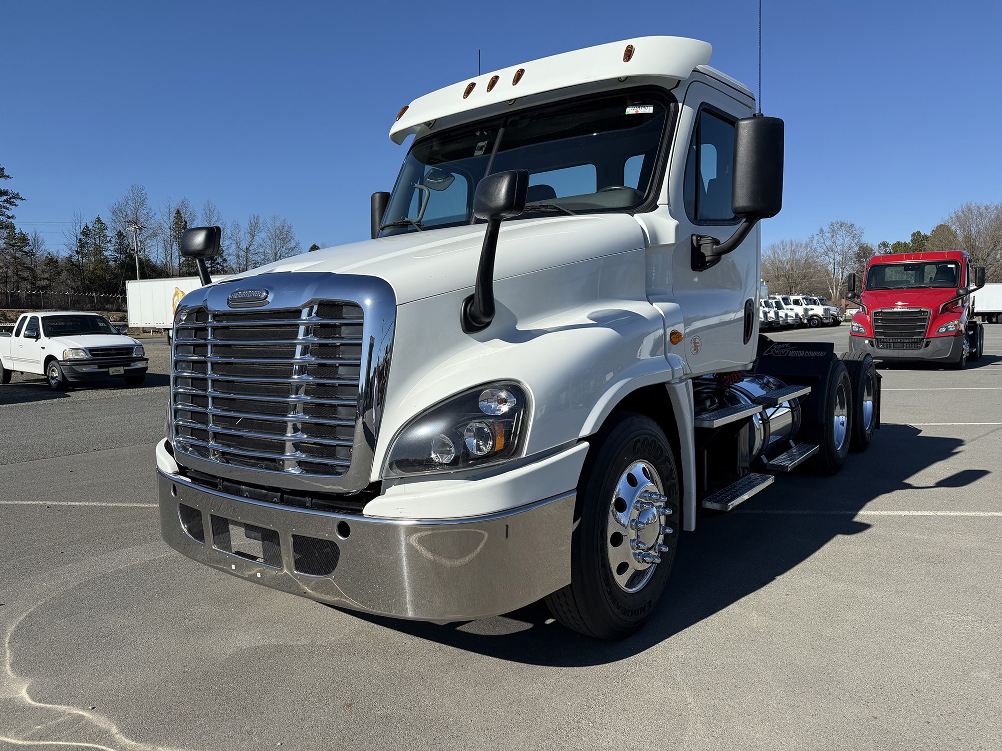 2018 Freightliner Cascadia 125 - image 1 of 6