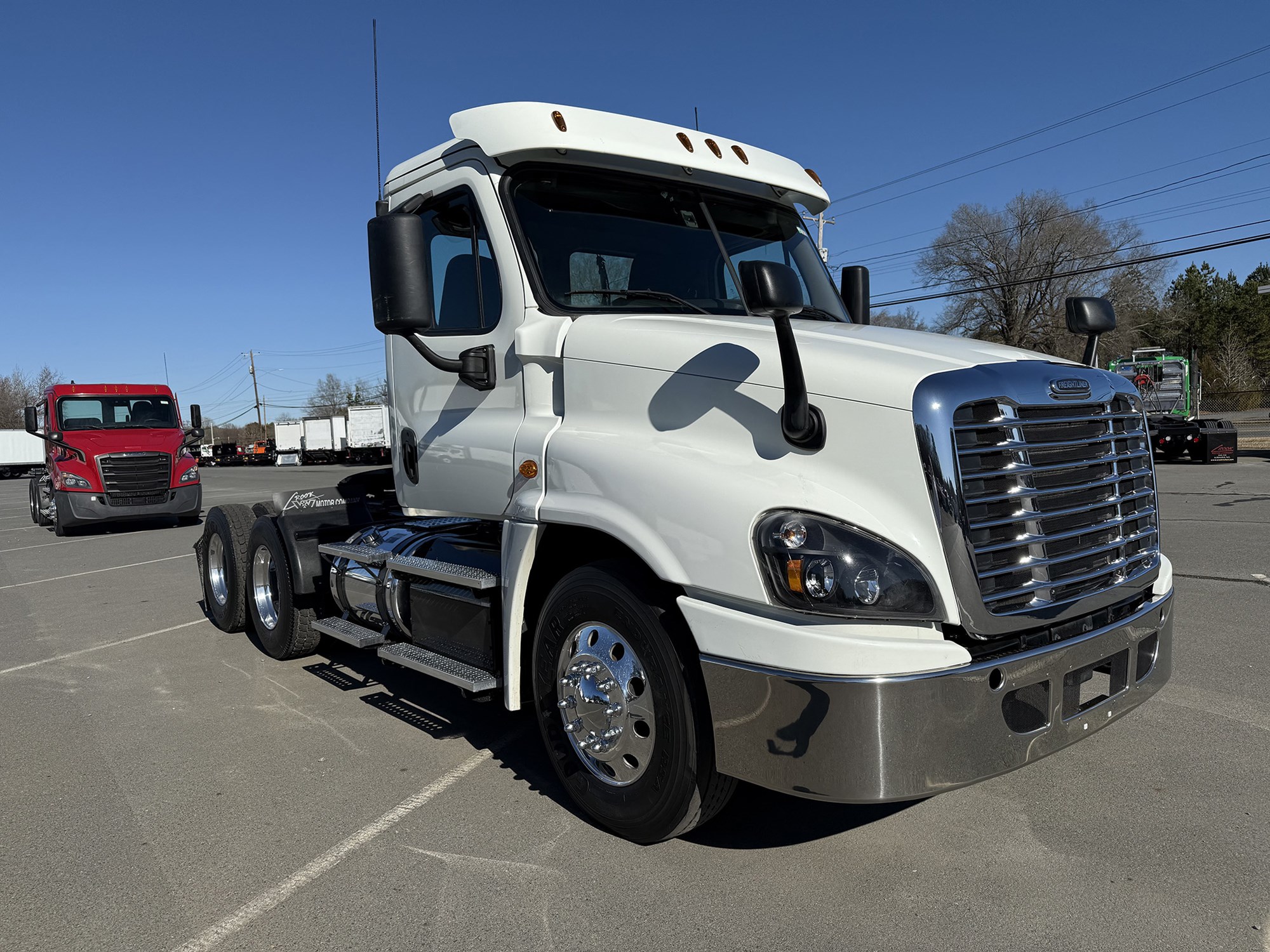 2018 Freightliner Cascadia 125 - image 2 of 6