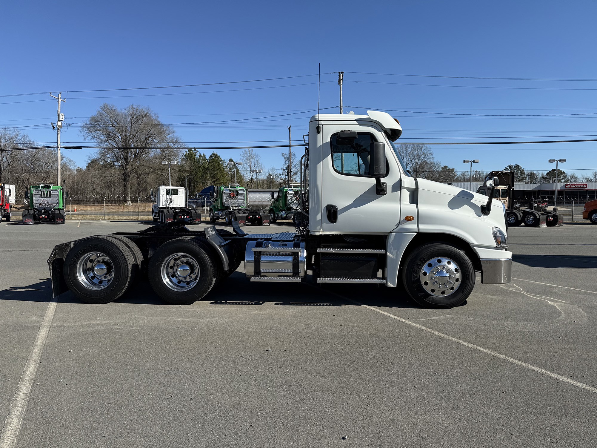 2018 Freightliner Cascadia 125 - image 3 of 6