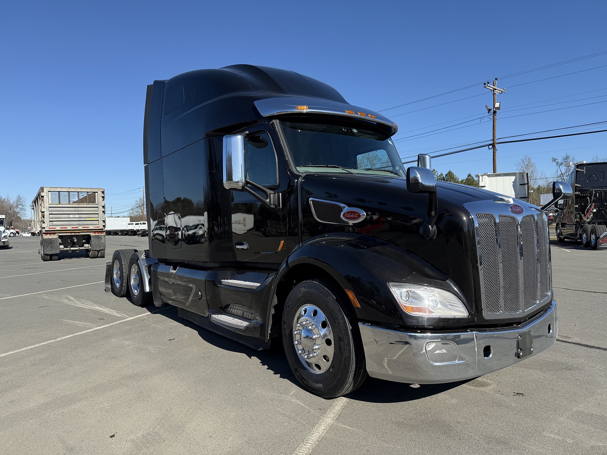 2021 Peterbilt 579 - image 2 of 6