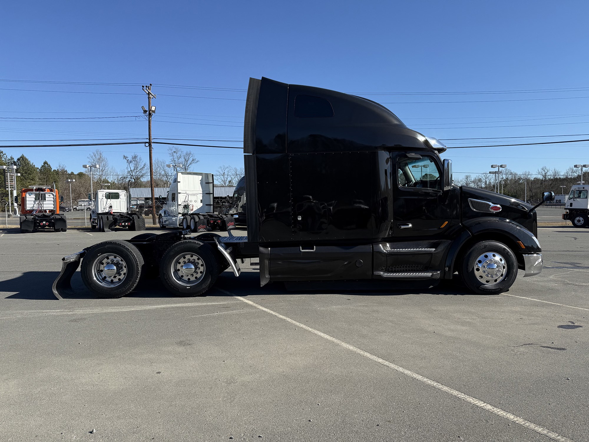 2021 Peterbilt 579 - image 3 of 6